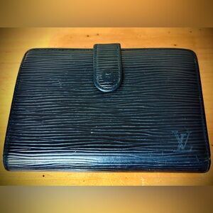 Vintage Louis Vuitton Black Epi Leather Kiss-Lock Compact Wallet Great Condt.